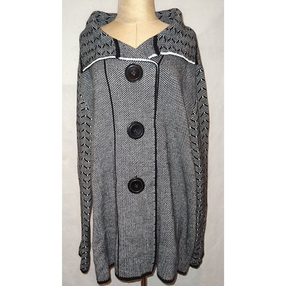 SIONI STUDIO WOMAN Sweater coat.  Wool blend. Large buttons w hidden snaps. Size